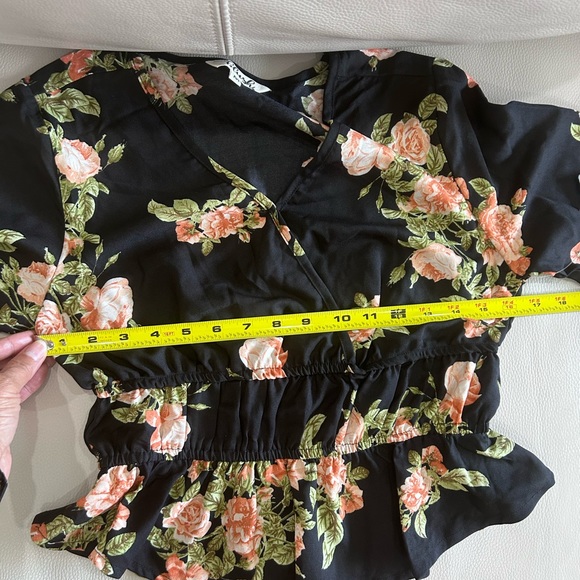 💥PRICE ⬇️ HINT OF BLUSH • Women’s Black Floral Top • sz Med • - Picture 10 of 10